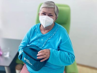 Seniori na oddelení dlhodobo chorých v kežmarskej nemocnici dostávajú balíčky pohody od NADÁCIE  AGEL