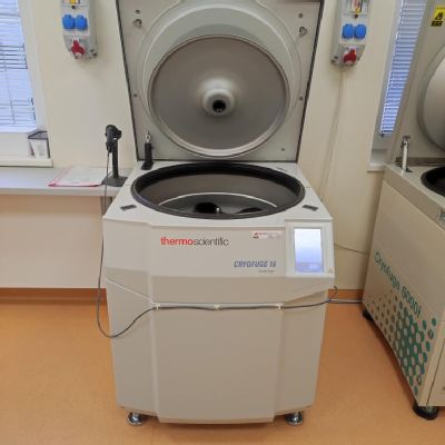 Komárňanská nemocnica má nový prístroj na spracovanie krvi  Špeciálnu centrifúgu zakúpili z financií, ktoré venovali zamestnanci AGELu 