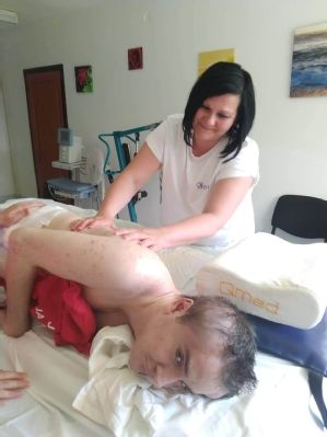 Mladému mužovi, ktorý po páde zostal v bdelej kóme, Nadácia AGEL prispela  na terapie sumou 1500 eur